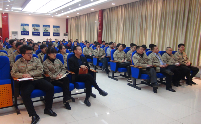 山東金格瑞員工認(rèn)真學(xué)習(xí).jpg 山東金格瑞員工認(rèn)真學(xué)習(xí).jpg