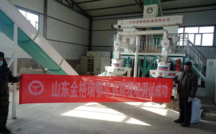 鋸末顆粒機(jī)調(diào)試現(xiàn)場 鋸末顆粒機(jī)調(diào)試現(xiàn)場