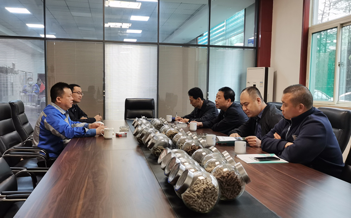 與集團(tuán)總經(jīng)理孫寧波及部門負(fù)責(zé)人座談，就項(xiàng)目建設(shè)、環(huán)境影響、補(bǔ)貼政策等內(nèi)容進(jìn)行了探討交流