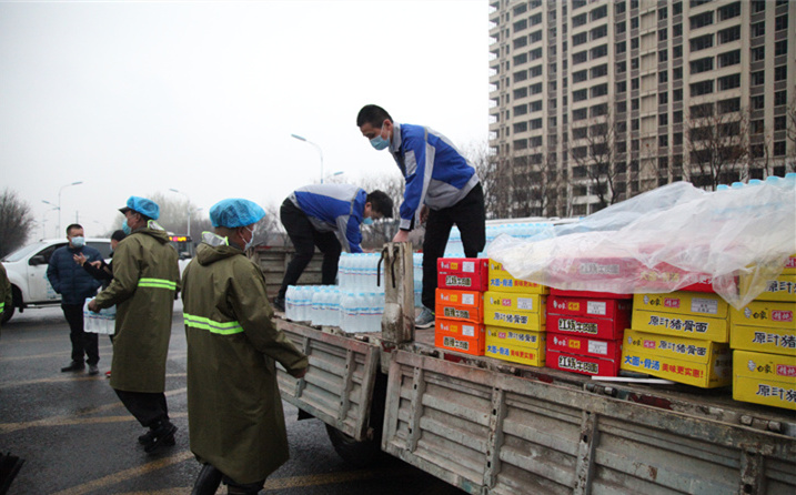 2月25日，山東金格瑞機(jī)械有限公司派代表來到齊魯師范學(xué)院捐贈防疫物資，保障校園防疫物品備足備齊，助力學(xué)校的疫情防控工作。