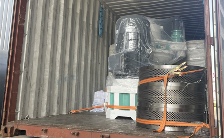 鋸末顆粒機裝車了 鋸末顆粒機裝車了