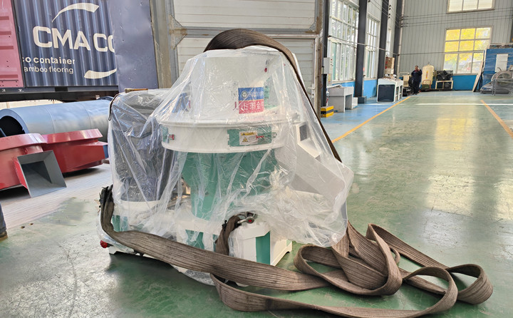 顆粒機(jī)單機(jī)時產(chǎn)量可以達(dá)到0.7-1噸，一天按照10小時計算，可以產(chǎn)出7-10噸成品顆粒，按照1噸顆粒最低100元錢利潤來計算，一天的利潤可以達(dá)到700-1000元。